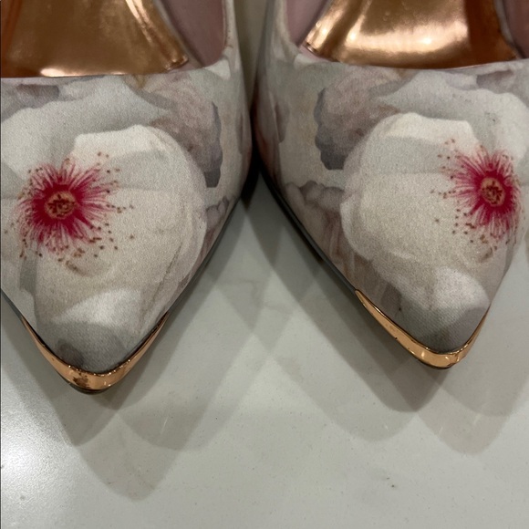 Ted Baker Vyixin P Floral 3” Heels in Cream Grey and Pink Wildrose pattern - Picture 5 of 12